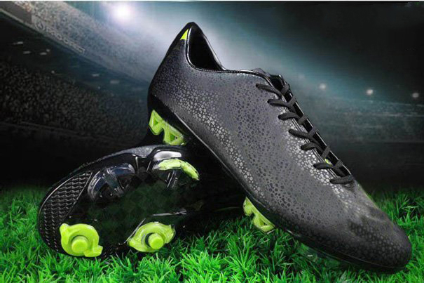 Men's Black Fashion Design Wear-resisting Waterproof Soccer Shoes