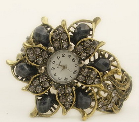 Amanda49 Chic A1095 Round Dial Flower Shaped Rhinestone Decoration Metal Wrist Watch for Women - Black
