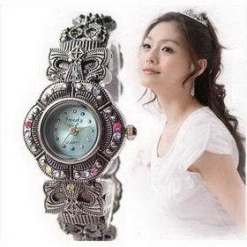 Amanda49 Chic A1095 Round Dial Flower Shaped Rhinestone Decoration Metal Wrist Watch for Women - Silver