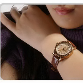 Amanda49 Chic A1099L Round Dial Rhinestone Decoration Steel Wrist Watch for Women - Brown