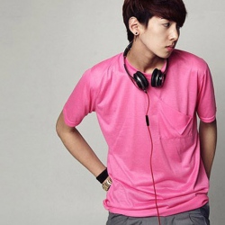 Amanda49 Cute Round Neckline Special Pocket Style Pink Sleeves Ice Silk T-Shirt For Men